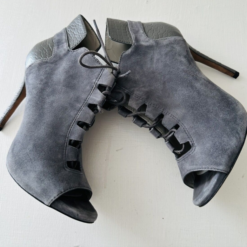 Pour La Victoire Vione Suede Lace Front Cage Embossed Grey Heeled Booties Size 8